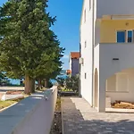 Apartment In 8169
